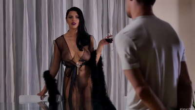 Slut Kira Queen akakoka muvakidzani wake kuti anwe tii uye akamusveta patafura yechisvusvuro